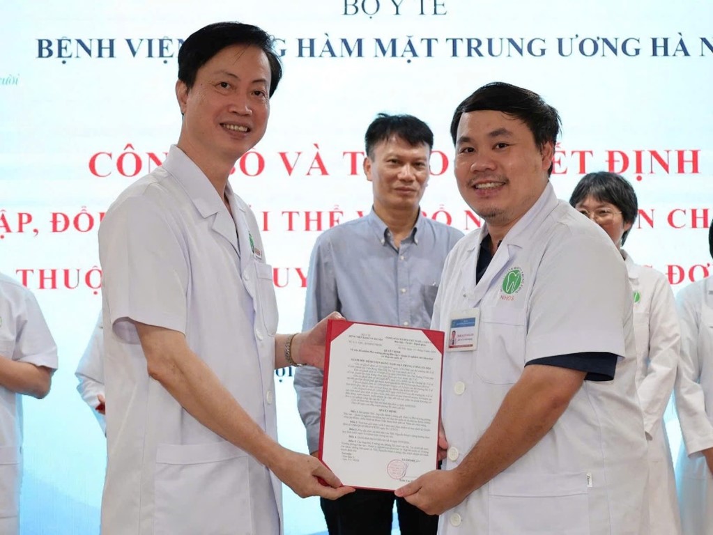 Trao quyết định bổ nhiệm cho ThS. Nguyễn Minh Lương, Phó trưởng phòng Đào tạo - Quản lý nghiên cứu khoa học và Hợp tác quốc tế.